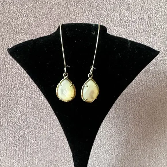 Kendra Scott Gold Tone Dee Drop Earrings In White Mother Of Pearl - Picture 2 of 8